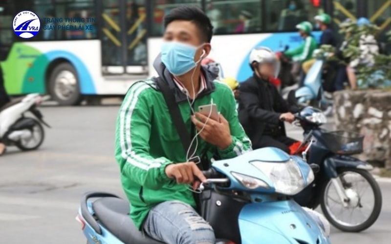 Lái xe máy đeo 1 bên tai nghe sẽ vi phạm luật giao thông