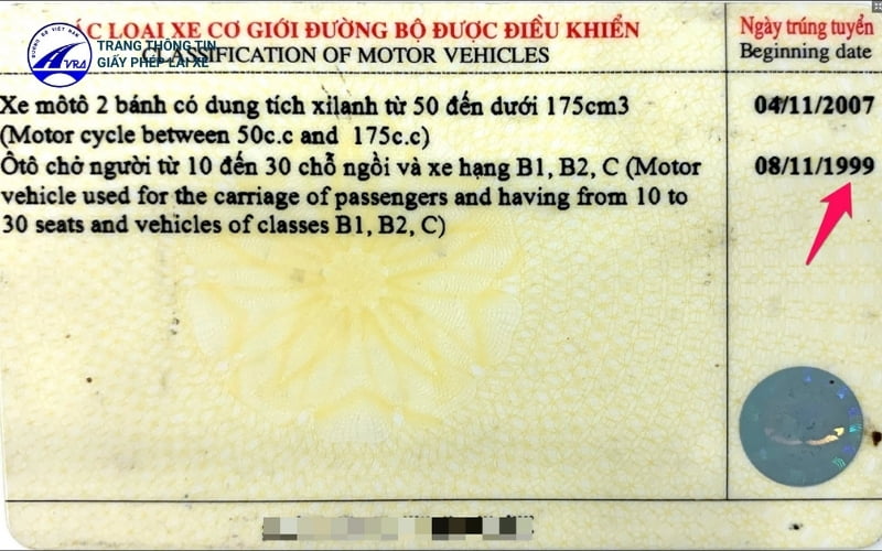 Mặt sau bằng lái hạng D có thông tin quy định phương tiện được phép điều khiển