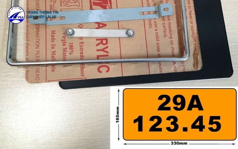 Ép biển số xe ô tô là gì? Có mấy loại? Có cần thiết không? 3 Khung biển số bằng inox trơn