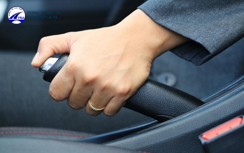 Kết hợp sử dụng phanh tay linh hoạt với các cách xử lý khác