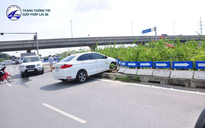 Chủ động cho xe đâm vào dải phân cách để dừng xe lại
