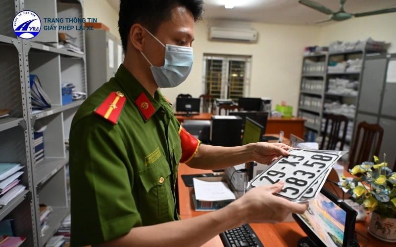 Bấm biển xe tại cơ quan công an CSGT tại địa phương