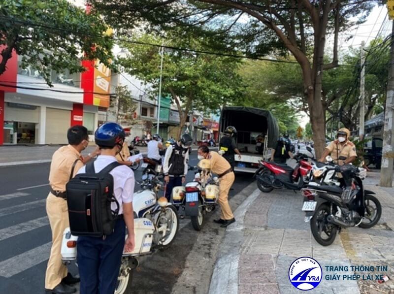 Không đủ tuổi lái xe phạt bao nhiêu